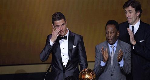 بالفيديو والصور .. رونالدو يفوز بالكرة الذهبية كأفضل لاعب في العالم 2013